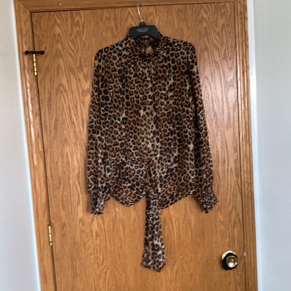 Leopard print blouse with mock turtleneck and key hole opening in the back - Picture 1 of 8